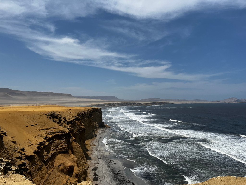 秘魯帕拉卡斯國家保護區紅沙灘與壯麗海岸線 Paracas National Reservation Red Beach at the coast line