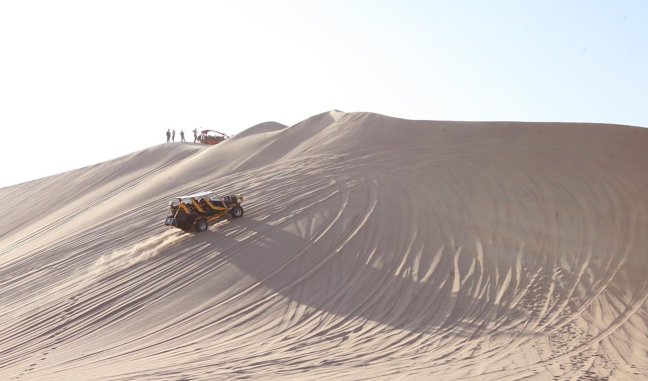 胡阿卡奇納沙丘滑沙活動 sandboarding on the dunes of Huacachina Oasis
