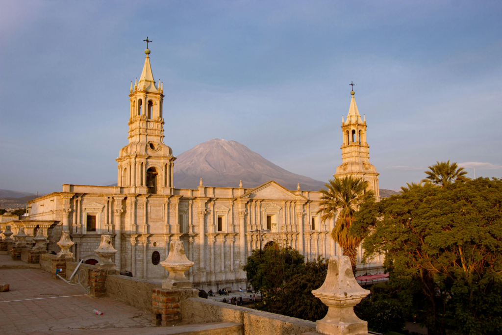 阿雷基帕武器廣場 大教堂 米斯蒂火山 Plaza de Armas Arequipa Cathedral de Arequipa Misti Volcano
