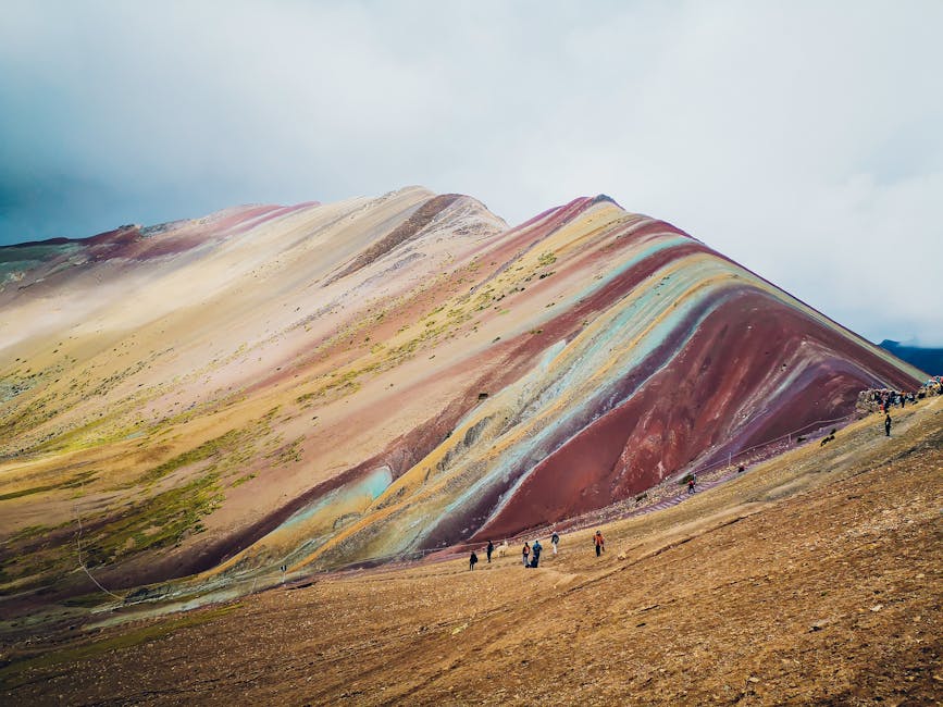彩虹山全景，秘魯 Vinicunca 七彩條紋山脈 | Rainbow Mountain Vinicunca panoramic view in Peru