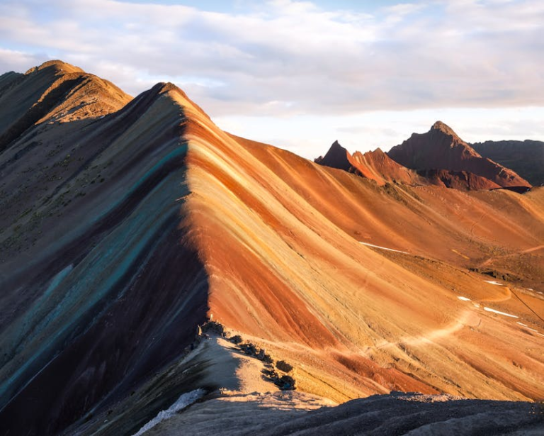 彩虹山全景，秘魯 Vinicunca 七彩條紋山脈 | Rainbow Mountain Vinicunca panoramic view in Peru