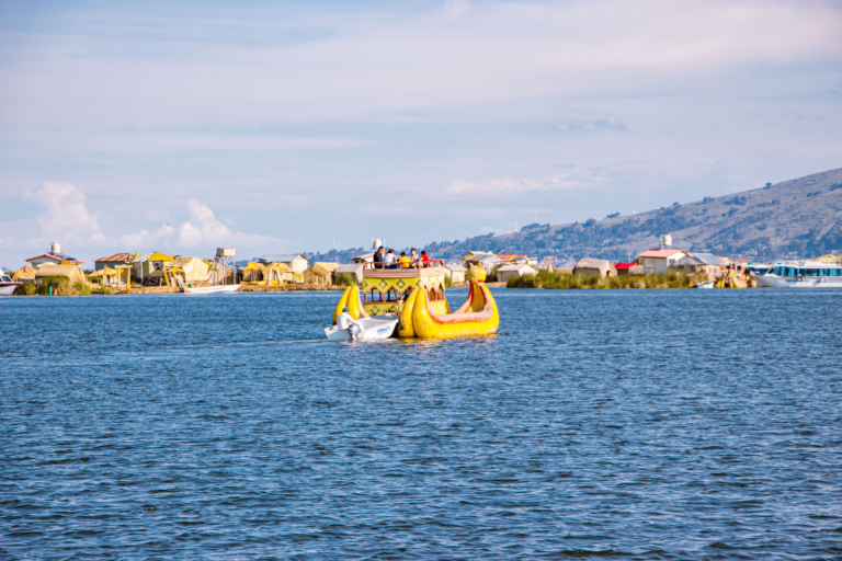 🛶的的喀喀湖旅遊指南｜走進世界最高的可通航湖泊，探索 Uros 浮島與安第斯文化