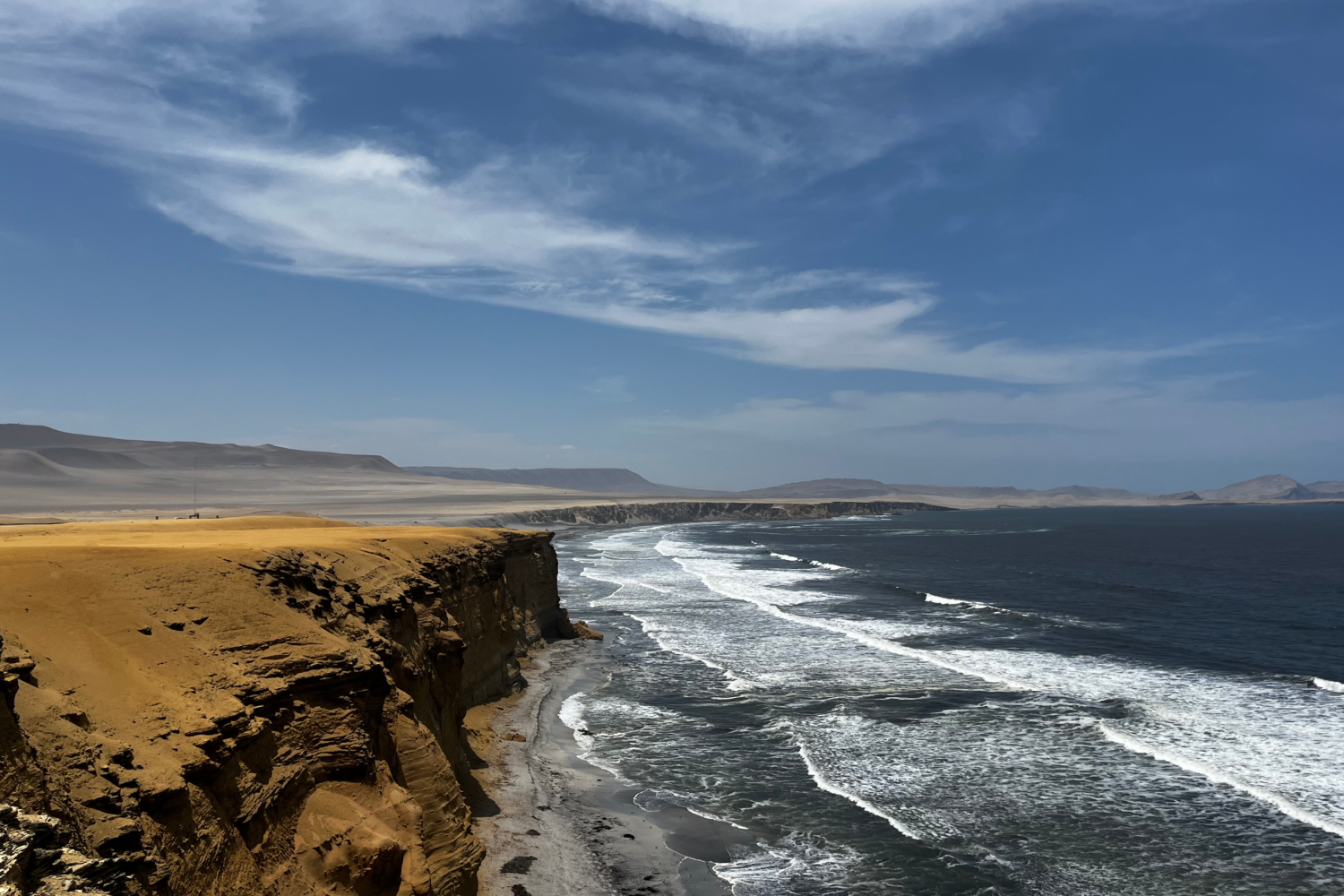 秘魯帕拉卡斯國家保護區紅沙灘與壯麗海岸線 Paracas National Reservation Red Beach at the coast line