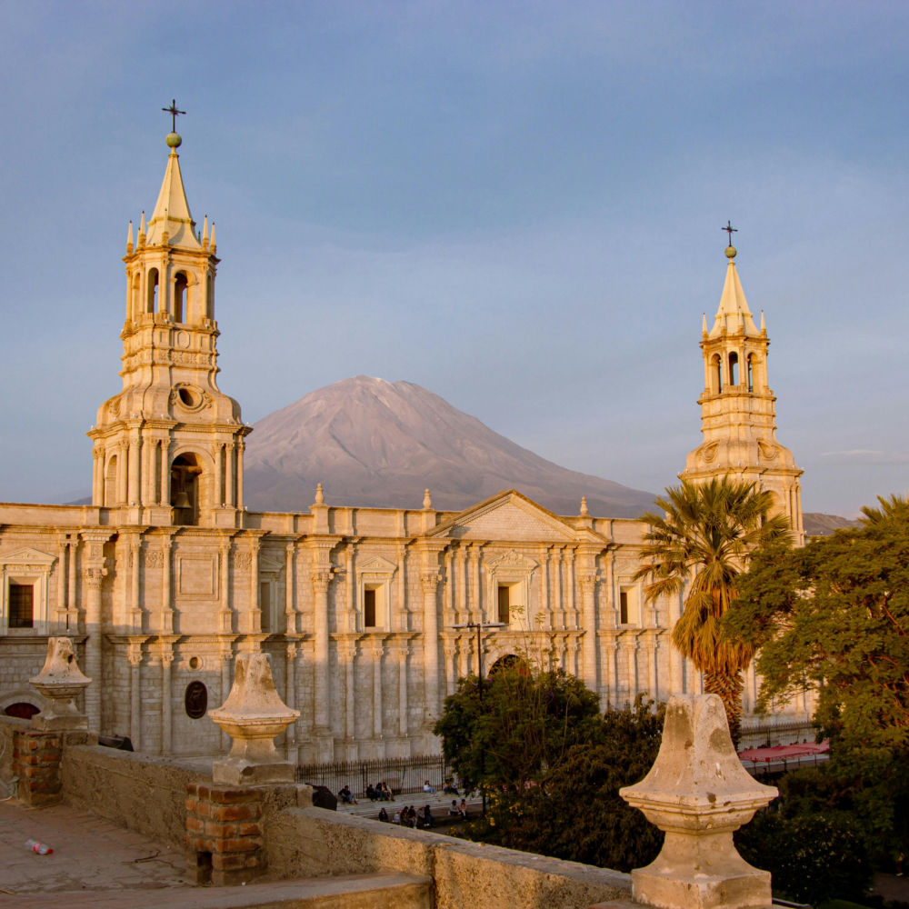 阿雷基帕武器廣場 大教堂 米斯蒂火山 Plaza de Armas Arequipa Cathedral de Arequipa Misti Volcano