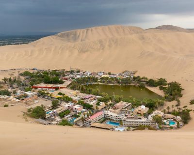 秘魯 Huacachina 綠洲被沙丘環抱的空拍圖