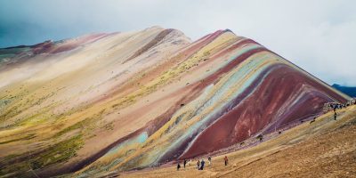 彩虹山全景，秘魯 Vinicunca 七彩條紋山脈 | Rainbow Mountain Vinicunca panoramic view in Peru